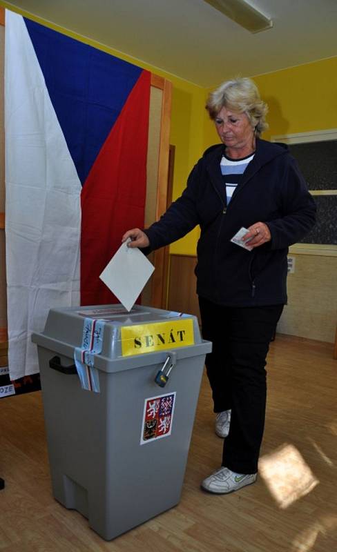 Žena vhazuje obálku s hlasovacím lístkem do volební urny při druhém kole senátních voleb v Čekance - denním stacionáři Naděje ve vsetínské místní části Rokytnice; Vsetín, sobota 20. října 2012.