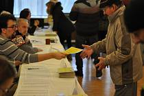 Lidé hlasují v pátek 27. ledna 2023 ve volební místnosti v Domě kultury ve Vsetíně ve 2. kole prezidentské volby. Vybírají mezi kandidáty Petrem Pavlem a Andrejem Babišem.