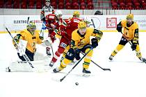 Hokejisté Vsetína (žluté dresy) v pondělí večer prohráli třetí zápas čtvrtfinále Chance ligy.