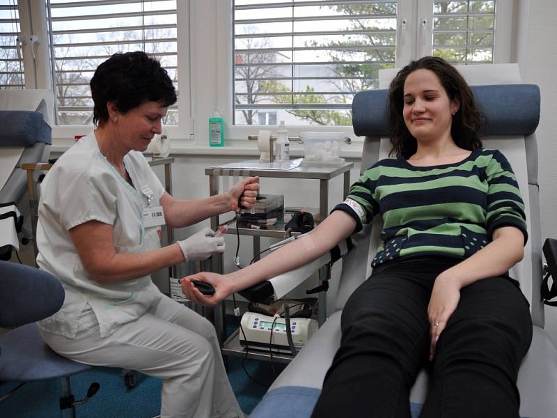 Studenti Masarykova gymnázia ve Vsetíně darují krev ve vsetínské nemocnici.