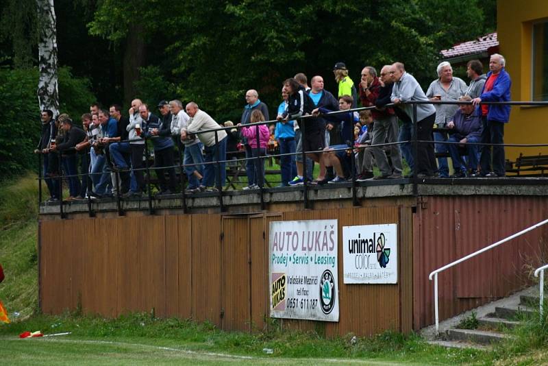 Fotbalisté Byniny (žluté dresy) v posledním kole III. třídy porazili Krhovou 4:0. 