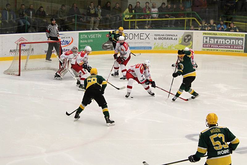 Třetí a rozhodující utkání finálové série II. hokejové ligy - skupiny Východ mezi domácím VHK Robe Vsetín (zelenožluté dresy) a HC Torax Poruba