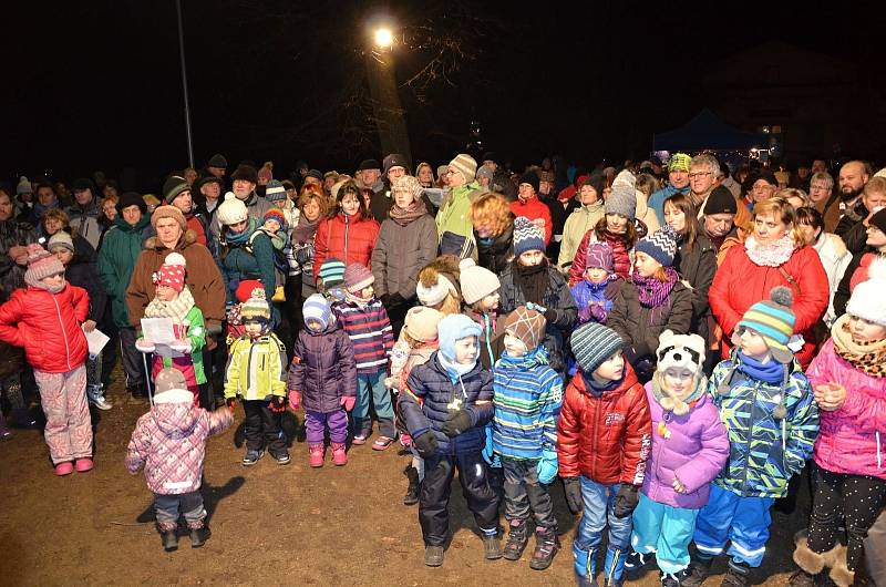 Rožnov pod Radhoštěm se ve čtvrtek 13. prosince 2017 zapojil do akce Česko zpívá koledy poprvé. K Hudebnímu altánu si s Cimbálovou muzikou Polajka přišlo zazpívat více než 600 lidí.