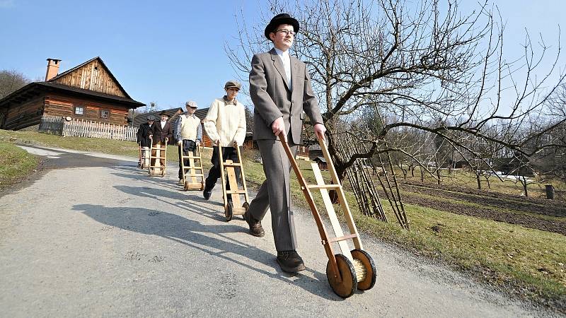 Tradiční obchůzka rapačářů se letos v rožnovském skanzenu uskutečnila s předstihem a pod dohledem kamery a fotoaparátů.