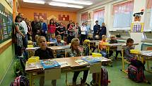 Do lavic v první třídě na Základní škole Záhumení v Rožnově pod Radhoštěm usedlo 1. září 2020 jedenáct dětí. Na prvňáčky je přišel pasovat starosta města Radim Holiš.