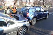 Hasiči zasahují ve středu 1. března 2023 odpoledne u dopravní nehody dvou osobních vozů v Sokolské ulici ve Valašském Meziříčí.