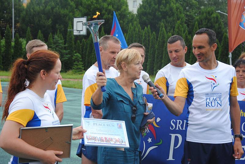 Účastníci Mírového běhu dorazili na hřiště Základní školy Křižná ve Valašském Meziříčí, kde se k nim přidali žáci meziříčských škol.