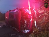 Záchranáři zasahují v pondělí 13. listopadu 2023 ráno u nehody osobního vozu Ford u obce Vidče na Rožnovsku.