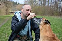 Psi nemohli v době pandemie na cvičáky. Chybí jim socializace. Na snímku výcvikář Pavel Riedl se čtrnáctiletou fenou belgického ovčáka Cho Chang.