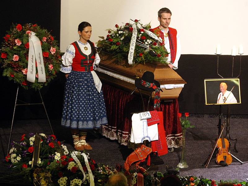 Smuteční obřad a rozloučení s muzikantem Stanislavem Tomancem v kině Vatra ve Vsetíně.