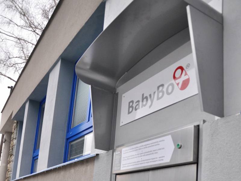 Instalace babyboxu v areálu nemocnice ve Valašském Meziříčí.
