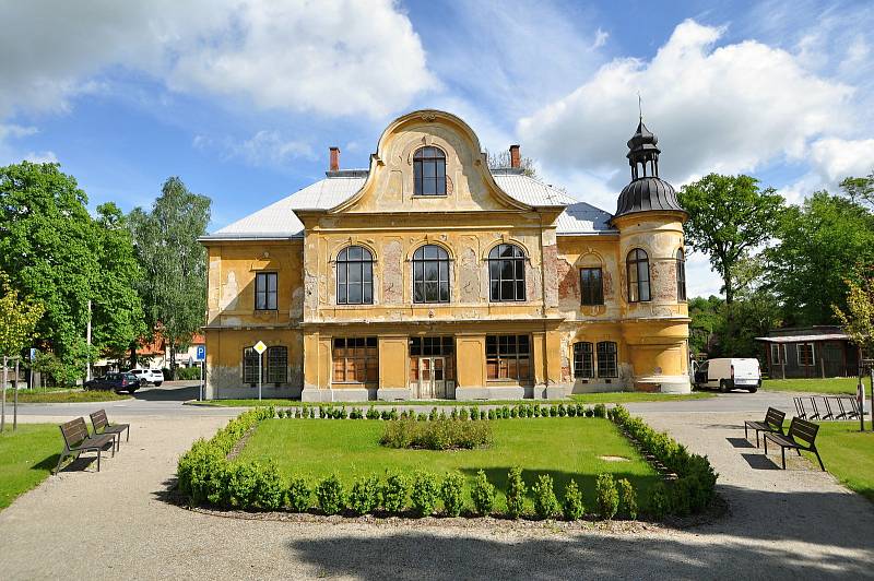 Stavbu braneckého zámku zahájil na počátku 18. století držitel braneckého léna rytíř František Erasmus Lockner. V polovině 19. st. byla přistavěna dvě boční křídla, ve stejném století pak následovala výrazná přestavba zámku v tehdy módním romantickém hist