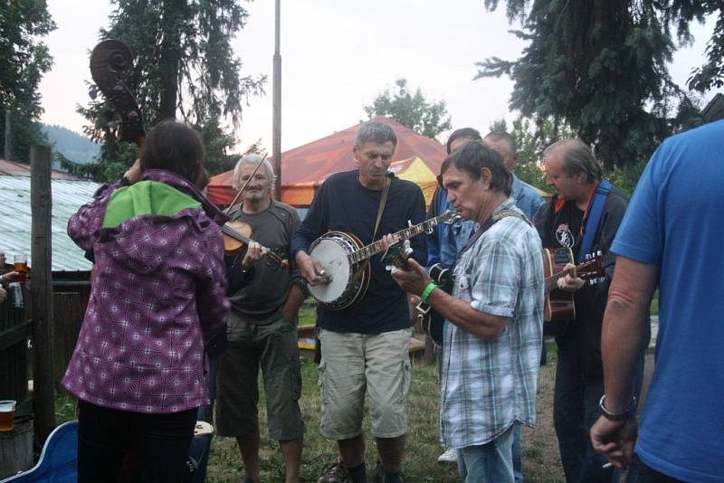 Bokem od veškérého dění muzikanti hráli zájemcům jen tak pro radost