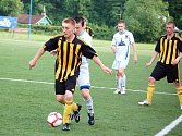 Fotbalisté Vigantic (tmavé dresy) v rožnovském derby vyhráli 1:0, ale domácí by si za výkon ve druhé části bod určitě zasloužili.