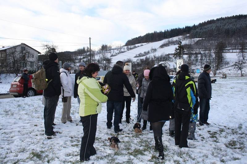 Patnáctka otužilců se na Štěpána rozhodla ponořit se do vod přírodního koupaliště Na Stanoch, teplota vzduchu nula a vody 3,4°C. 