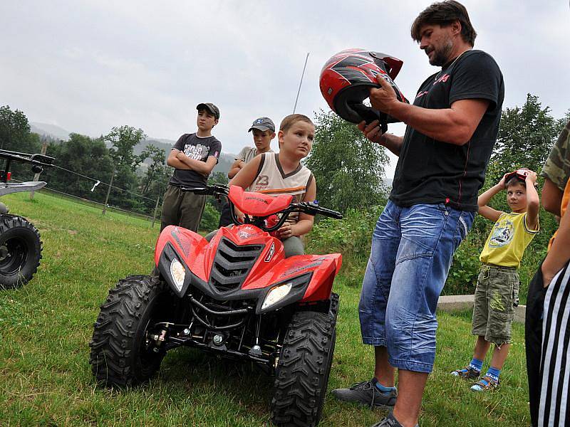 Děti nemocné hemofilií tráví čas na táboře v Bílé-Mezivodí. V úterý navštívily Prostřední Bečvu, kde se mohly projet na koních či čtyřkolkách.