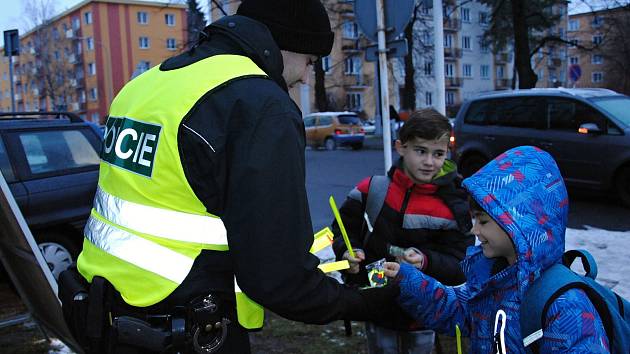 Strážníci a policisté rozdávali chodcům reflexní prvky - Valašský deník