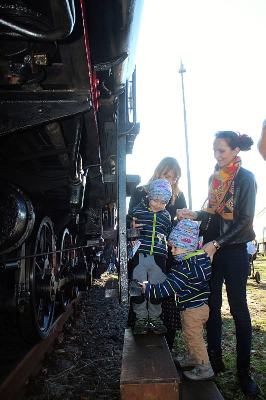 S parní lokomotivou 433.002 zvanou Matěj se přišly 23. listopadu 2019 do valašskomeziříčského depa rozloučit stovky lidí. Mezi nimi i Veronika Kudělková s rodinou.