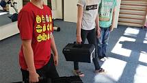 Děti ze základních škol Šafaříkova a Žerotínova využívají k praktickému vyučování speciální mobilní dílny, které lze složit do dvou kufrů.