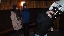 Návštěvníci valašskomeziříčské hvězdárny pozorují v pondělí 21. ledna 2019 úplné zatmění měsíce.