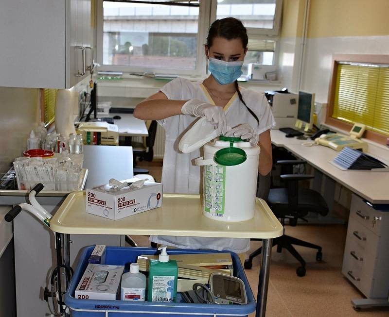 Studentka medicíny Viktorie Mollová se na jaře během první vlny koronavirové epidemie dobrovolně přihlásila ve Vsetínské nemocnici. Pomáhala s péčí o pacienty na infekčním oddělení.