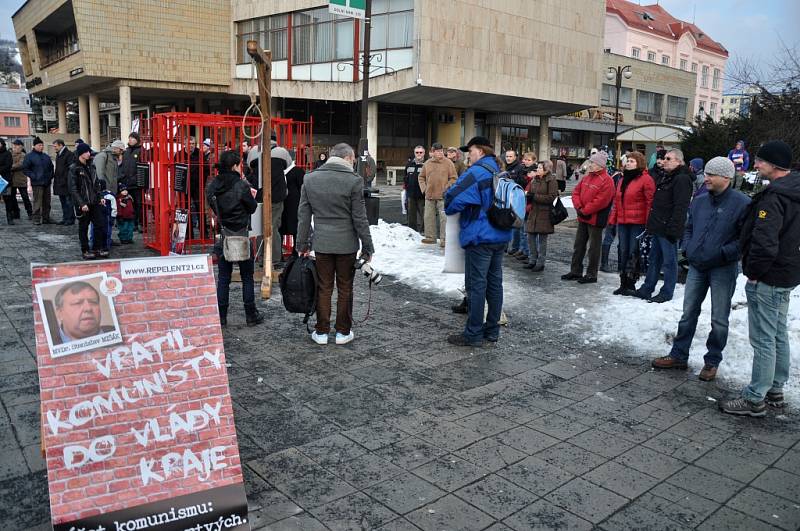 Sdružení Repelent21 protestující proti účasti zástupců KSČM v zastupitelstvu Zlínského kraje uspořádalo ve čtvrtek 7. února 2013 demonstraci před Domem kultury ve Vsetíně