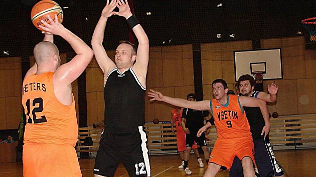 Valašský deník | Basketbalisté Zbrojovky Vsetín (oranžové dresy) ) v tomto  utkání 1. kola sdruženého okresního přeboru skupiny E na domácí palubovce  porazili o dvacet bodů Bohumín. | fotogalerie
