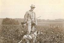 Filip Kinský v roce 1895 s jedním ze svých loveckých psů.