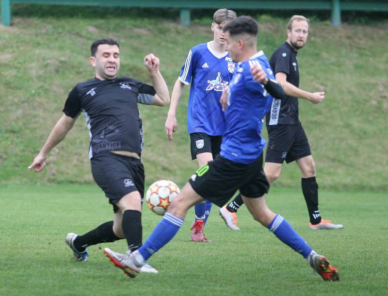 Fotbalisté Vigantic (v černém) se rozloučili s podzimní části I. A třídy skupiny A v derby s Rožnovem pod Radhoštěm přesvědčivou výhrou 5:0. Lví podíl na ni měli největší hvězdy Vigantic Milan Baroš a René Bolf, kteří dali po jedné brance, domácí útočník 