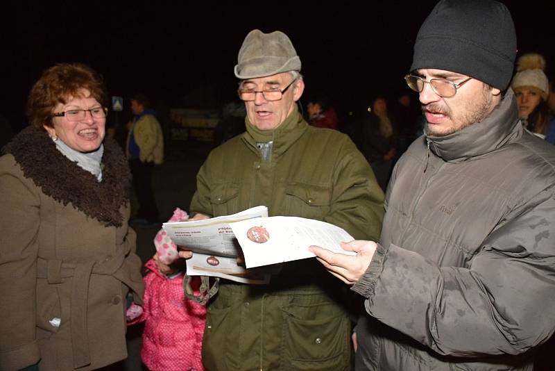 V Janové si u cimbálové muziky koledy s Deníkem zazpívalo na osmdesát místních lidí. Akci spojili s jarmarkem výrobků mladých hasičů a dětí z janovské mateřinky. Výtěžek z prodeje půjde na jejich činnost.