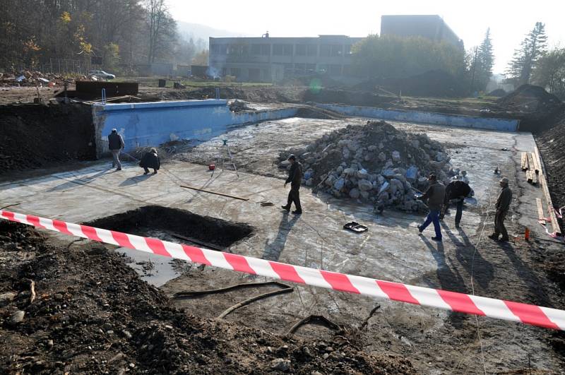 Dělníci pracují na rekonstrukce koupaliště u Střední průmyslové školy ve Vsetíně.