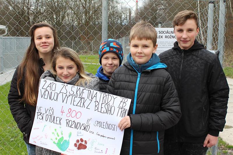 Symbolický šek a obálku s téměř pěti tisíci korunami předali žáci ZŠ 5. Května v Rožnově pod Radhoštěm jednateli společnosti Psí útulek Rožnovsko, s.r.o. Jindřichu Žákovi.