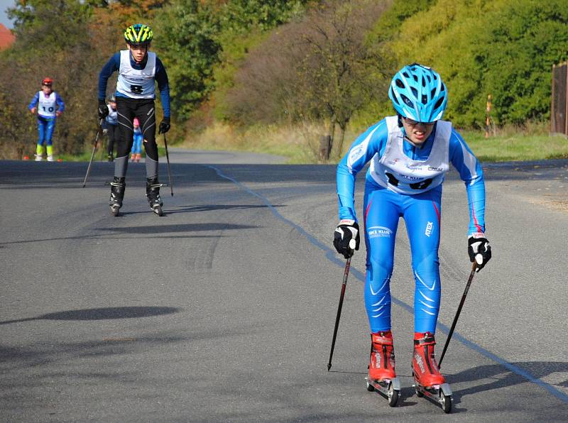 Sportovci na kolečkových lyžích na trati závodu z valašskomeziříčské části Bynina na kopec Vysoká u Lešné; sobota 12. října 2019