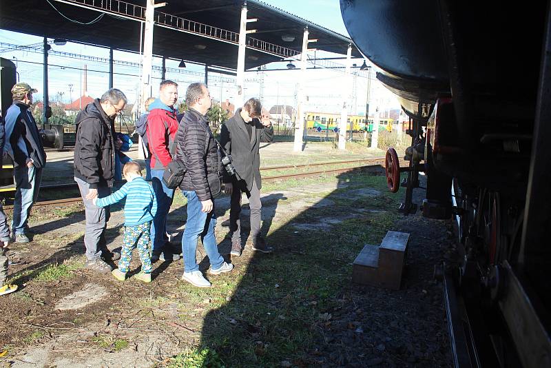 S parní lokomotivou 433.002 zvanou Matěj se přišly 23. listopadu 2019 do valašskomeziříčského depa rozloučit stovky lidí. Na opravu nejsou peníze, Matěj poputuje do depozitáře NTM v Chomutově.