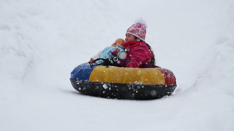 Děti si užívají zimních radovánek na snowtubingové dráze ve Ski areálu Razula ve Velkých Karlovicích.