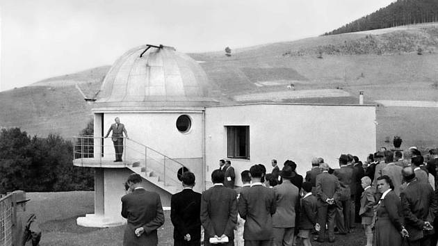 Slavnostní otevření hvězdárny 30. července 1950, kterého se zúčastnilo na 150 pozvaných hostů i zájemců z řad veřejnosti.