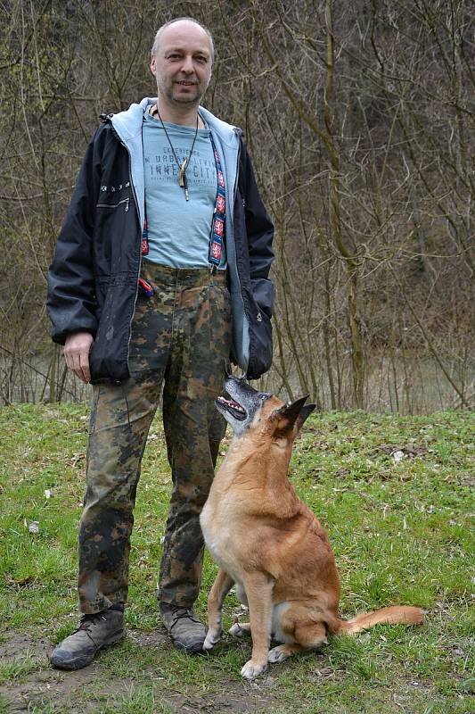 Psi nemohli v době pandemie na cvičáky. Chybí jim socializace. Na snímku výcvikář Pavel Riedl se čtrnáctiletou fenou belgického ovčáka Cho Chang.