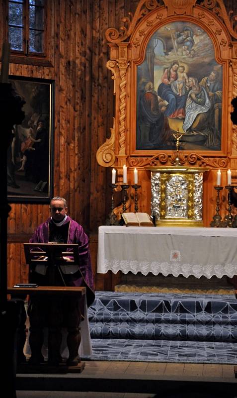 Ve Valašském muzeu v přírodě v Rožnově pod Radhoštěm se v sobotu 2. listopadu 2013 uskutečnila mše za zemřelé významné osobnosti, jež mají náhrobky na Valašském Slavíně u kostelíka svaté Anny.