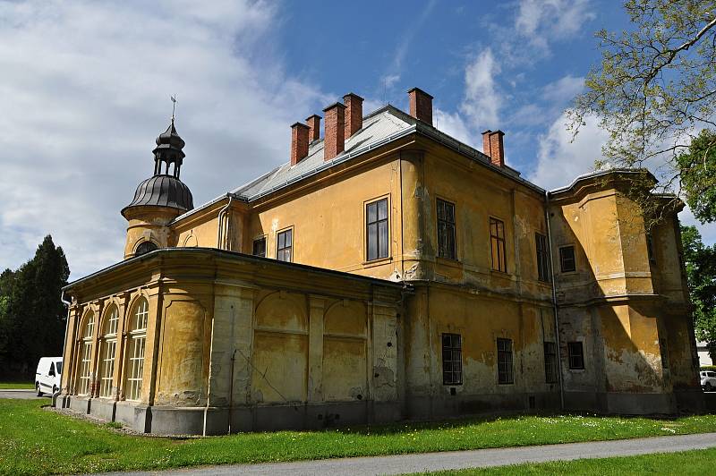 Stavbu braneckého zámku zahájil na počátku 18. století držitel braneckého léna rytíř František Erasmus Lockner. V polovině 19. st. byla přistavěna dvě boční křídla, ve stejném století pak následovala výrazná přestavba zámku v tehdy módním romantickém hist