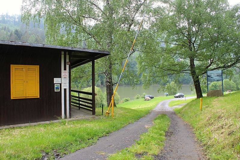 Tábořiště Dolinky u přehrady Bystřička postavili v 60. letech minulého století. Takto vypadá v červnu 2020.