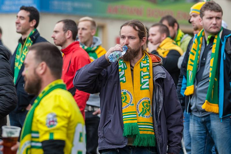 Šesté kolo kvalifikace o WSM ligu, zápas mezi týmy HC Vlci Jablonec nad Nisou a VHK ROBE Vsetín, se odehrálo 13. dubna na zimním stadionu v Jablonci nad Nisou. Na snímku fanoušci před zahájením zápasu.