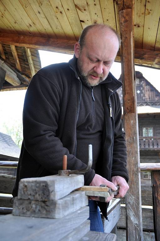 Výrobce tradičních kamenných brousků Jaroslav Sucháček mladší ze Lhoty u Vsetína ve Valašském muzeu v přírodě v Rožnově pod Radhoštěm.