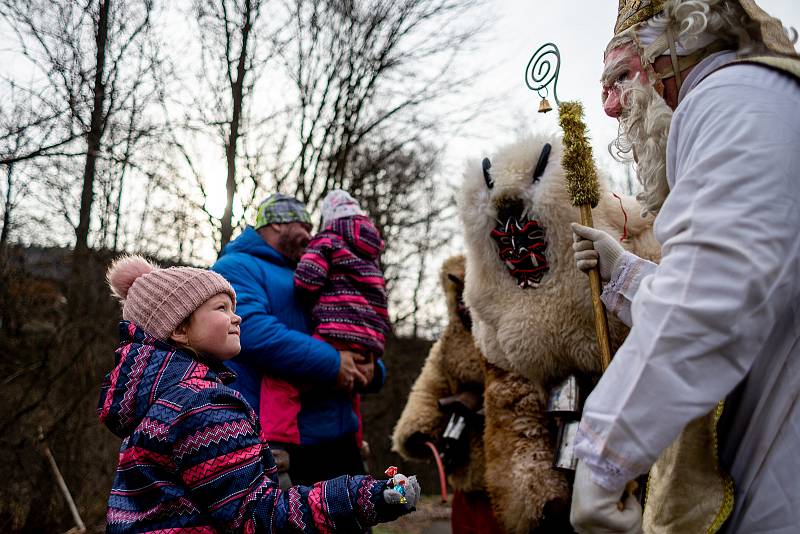 Muži v maskách čertů procházejí při oslavě svátku sv. Mikuláše, 4. prosince 2021 Valašskou Polankou na Vsetínsku.