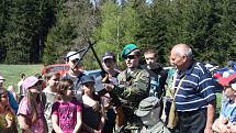 Členové Klubu vojenské historie z 234.pěšího praporu si pro děti připravili přehlídku zbraní.