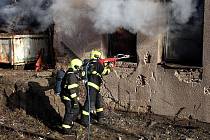 Profesionální hasiči ze Vsetína, Valašského Meziříčí a Zlína cvičně zasahují proti požáru v budově v areálu vsetínského vlakového nádraží; leden 2023