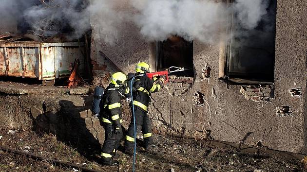 Profesionální hasiči ze Vsetína, Valašského Meziříčí a Zlína cvičně zasahují proti požáru v budově v areálu vsetínského vlakového nádraží; leden 2023