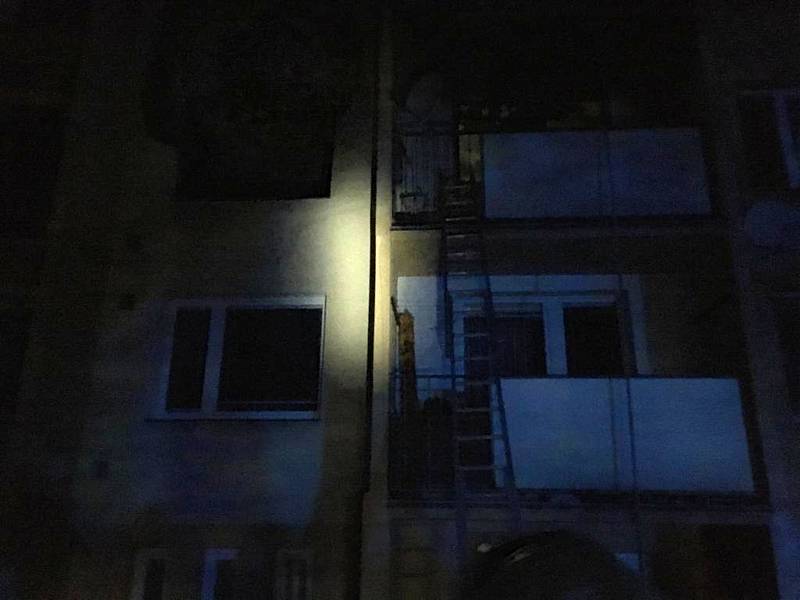 Hasiči zasahují v pátek 16. srpna 2019 večer u požáru v panelovém domě v sídlišti Luh ve Vsetíně.