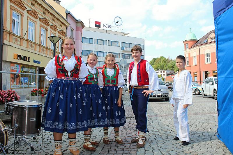 Začalo Valašské záření. Vsetínské náměstí a prostranství před kulturním domem zaplnily v pátek 8. září tisíce lidí. Začal 19. ročník Valašského Záření.