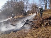 K prvnímu letošnímu případu nezákonného vypalování trávy na Vsetínsku vyjížděli hasiči do Velkých Karlovic. 