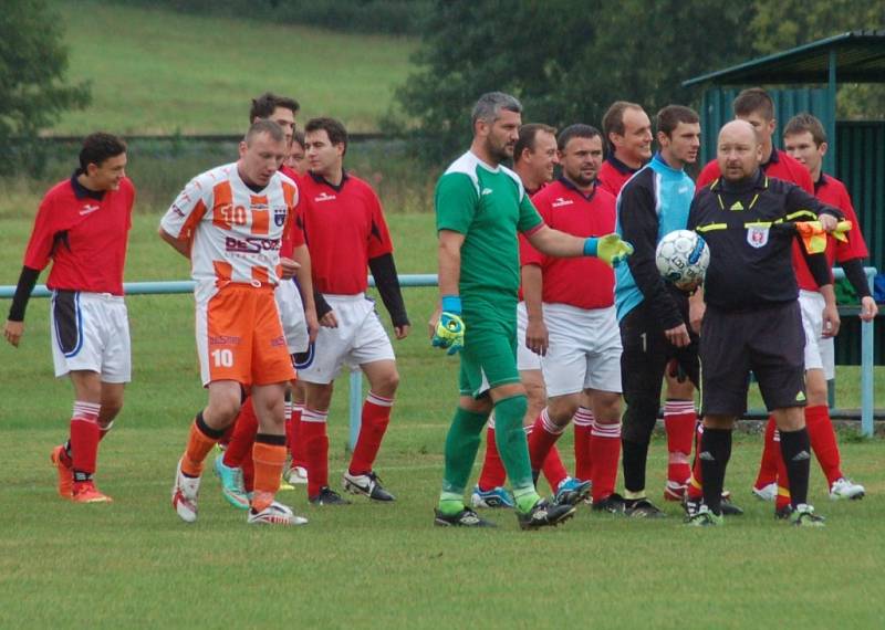 Fotbalisté Polic (oranžovobílé dresy) doma prohráli s Ratiboří B 1:4.